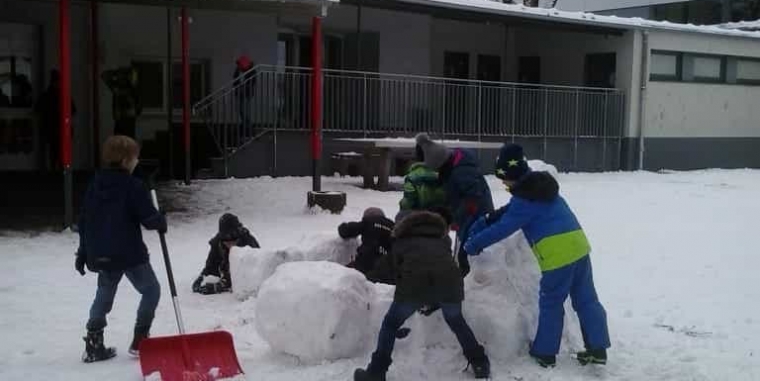 Winterfreuden auf dem Schulhof