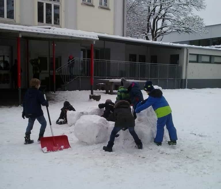 Winterfreuden auf dem Schulhof