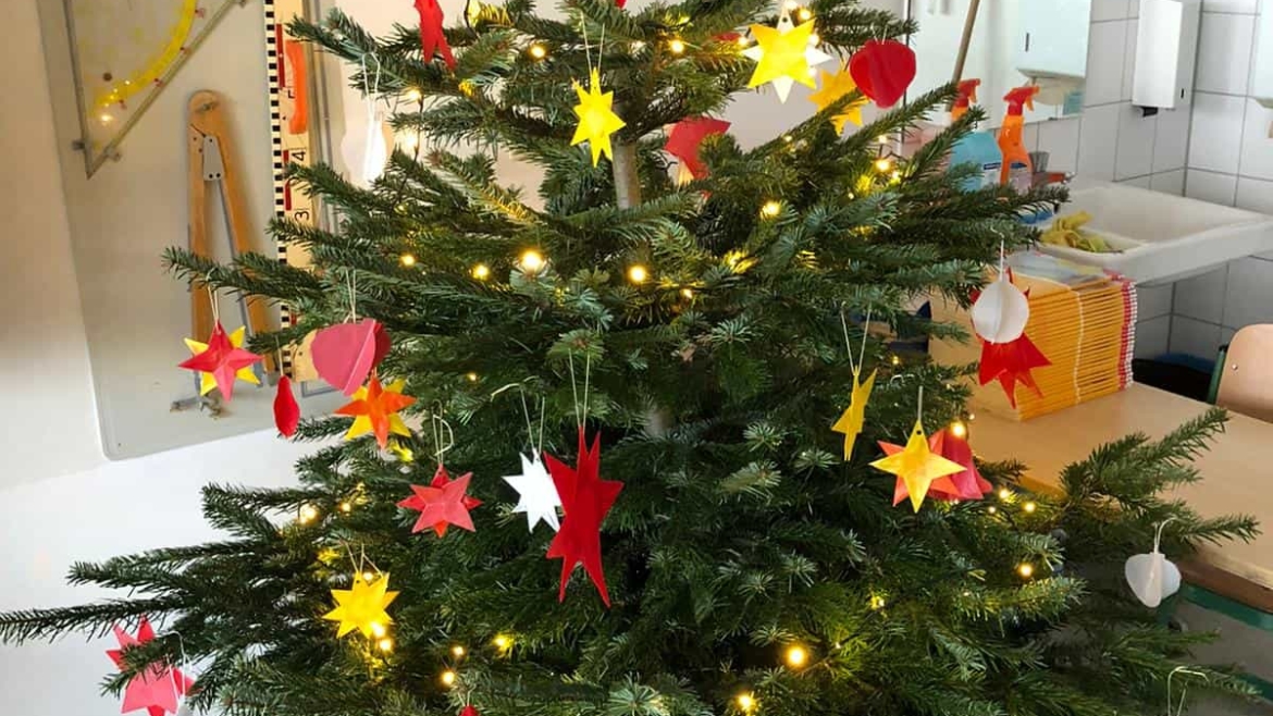 In der Weihnachtsbäckerei, gibt es manche Leckerei… Die ELMARs der Klasse 2a „backen“ mal anders!