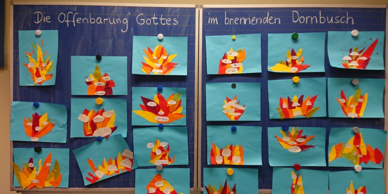 Die Kinder der Klasse 4 arbeiten im Religionsunterricht zum Thema Mose. Die Offenbarung Gottes im brennenden Dornbusch wurde künstlerisch umgesetzt.