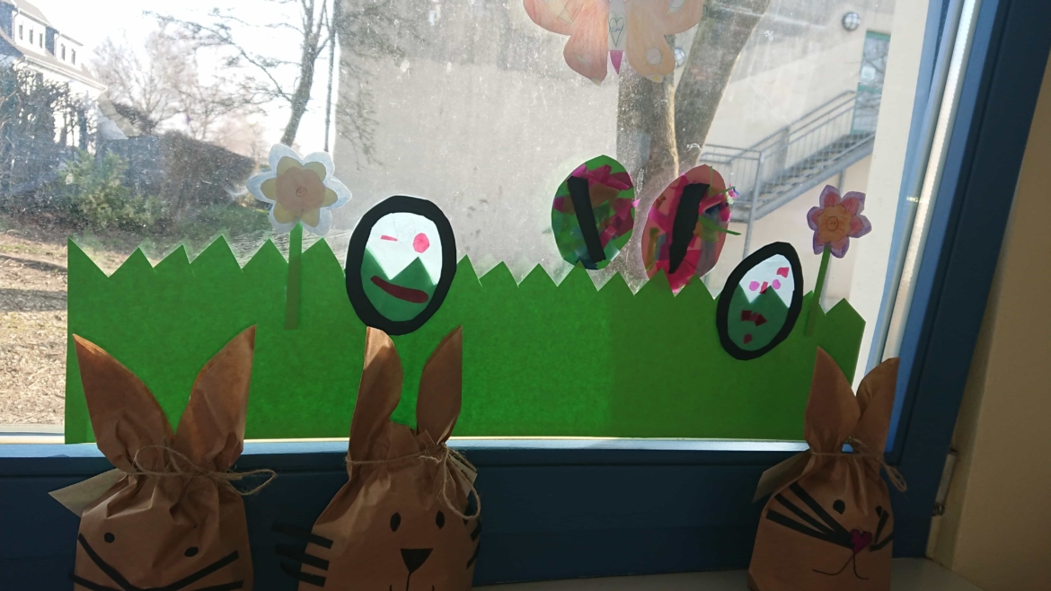 Die Kinder der Klasse 4b wünschen frohe Ostern!