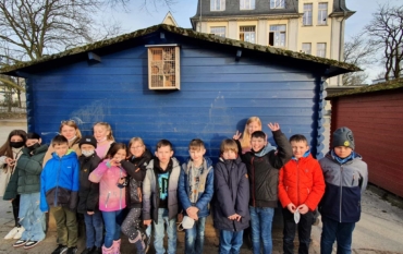 Die 4. Klassen schenken Wildbienen ein neues zu Hause