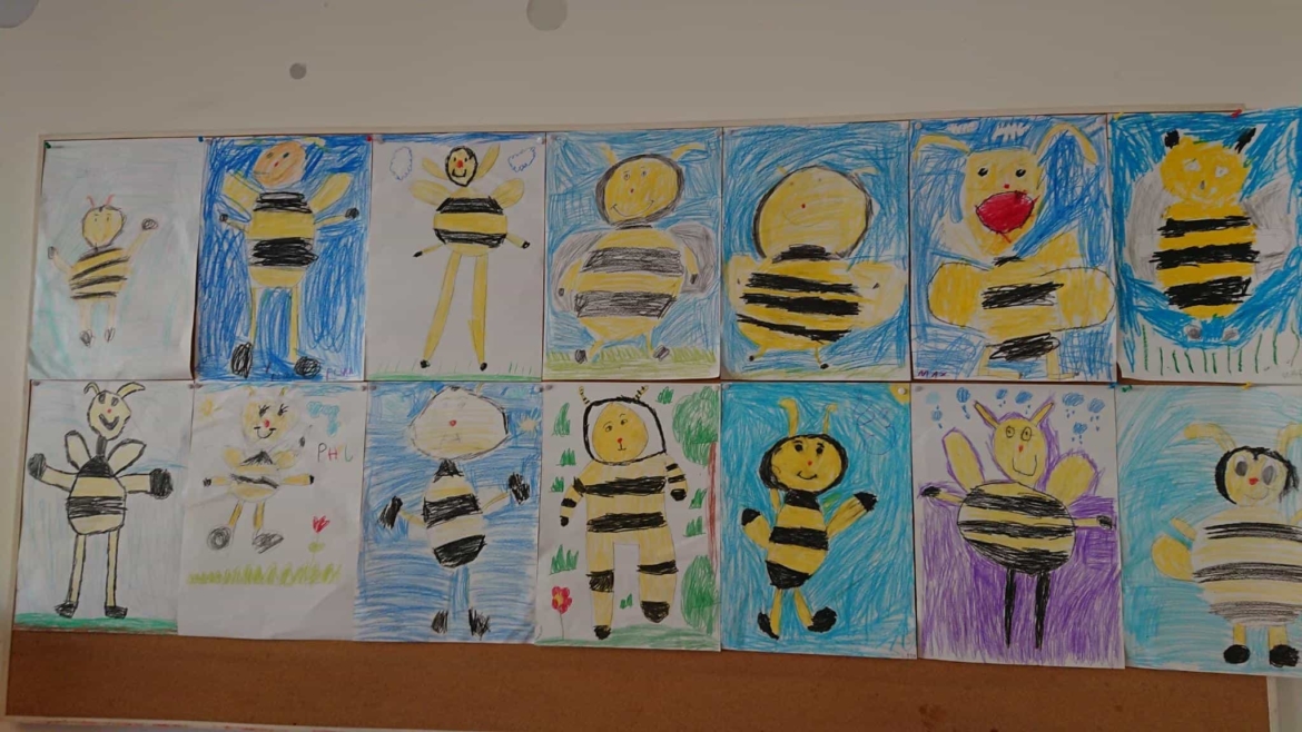 „Immer wieder kommt ein neuer Frühling…“ Bienen, Blumen und japanische Kamon wurden in der Klasse 1b zum Frühling gebastelt, gemalt und geprickelt!