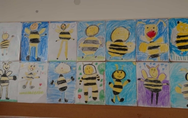 „Immer wieder kommt ein neuer Frühling…“ Bienen, Blumen und japanische Kamon wurden in der Klasse 1b zum Frühling gebastelt, gemalt und geprickelt!