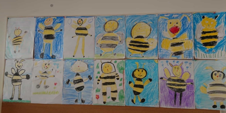 „Immer wieder kommt ein neuer Frühling…“ Bienen, Blumen und japanische Kamon wurden in der Klasse 1b zum Frühling gebastelt, gemalt und geprickelt!