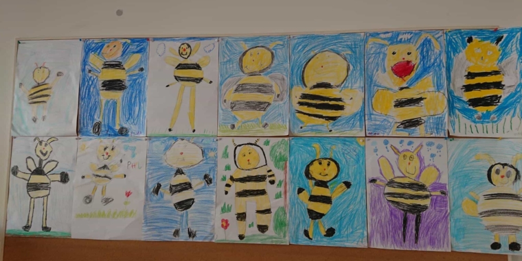 „Immer wieder kommt ein neuer Frühling…“ Bienen, Blumen und japanische Kamon wurden in der Klasse 1b zum Frühling gebastelt, gemalt und geprickelt!