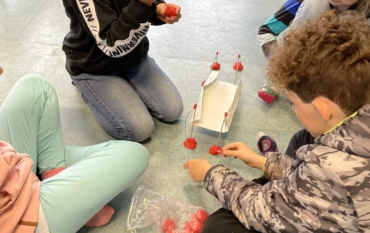 Die Klasse 3b experimentiert im Sachunterricht zum Thema Brücken und Schwimmen und Sinken!