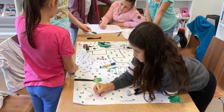 Die 4a hat mit Hilfe von Ozobots in der Stadtbibliothek Geschichten entwickelt