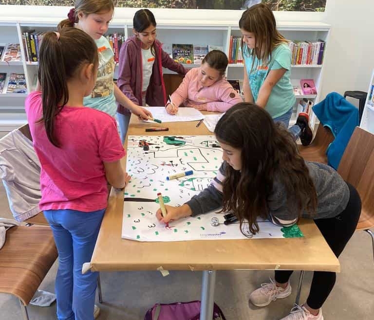 Die 4a hat mit Hilfe von Ozobots in der Stadtbibliothek Geschichten entwickelt