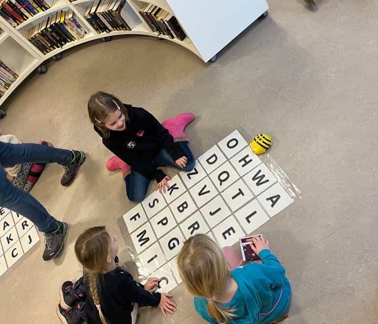 Die ELMAR-Klasse 1a in der Stadtbibliothek und im Eiscafé