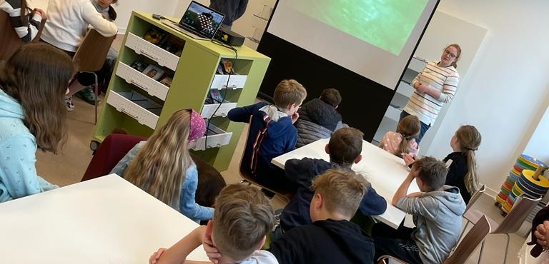 Die ersten „Stop Motion“ Erfahrungen mit der 4b in der Bibliothek Cronenberg