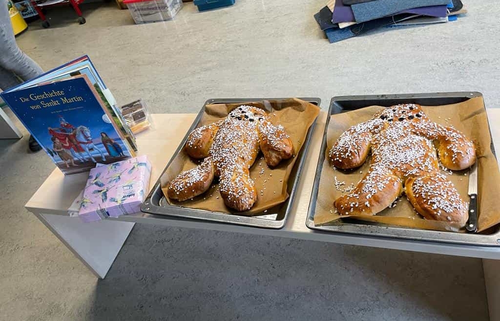 Die 1a & 1b feiern gemeinsam das Martinsfest mit 2 Riesen Weckpuppen