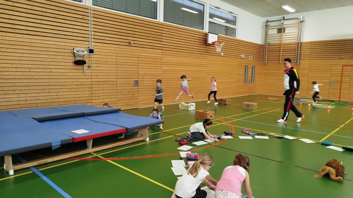 Spenden-Parcours in der Turnhalle der Grundschule Rottsieper Höhe – Kinder laufen für das Trommelprojekt „Trommelinho“