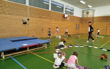 Spenden-Parcours in der Turnhalle der Grundschule Rottsieper Höhe – Kinder laufen für das Trommelprojekt „Trommelinho“