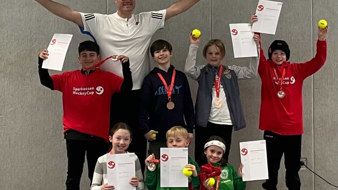 Spannender Hockey-Wettkampf: Grundschule Rottsieper Höhe sichert sich den dritten Platz!