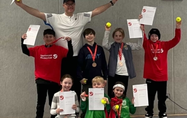 Spannender Hockey-Wettkampf: Grundschule Rottsieper Höhe sichert sich den dritten Platz!