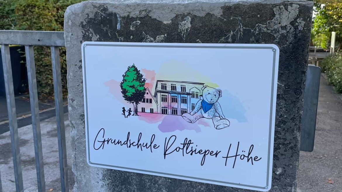 Ein strahlendes Willkommen – unser neues Schulschild