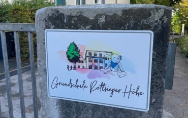 Ein strahlendes Willkommen – unser neues Schulschild
