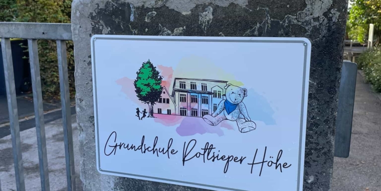 Ein strahlendes Willkommen – unser neues Schulschild