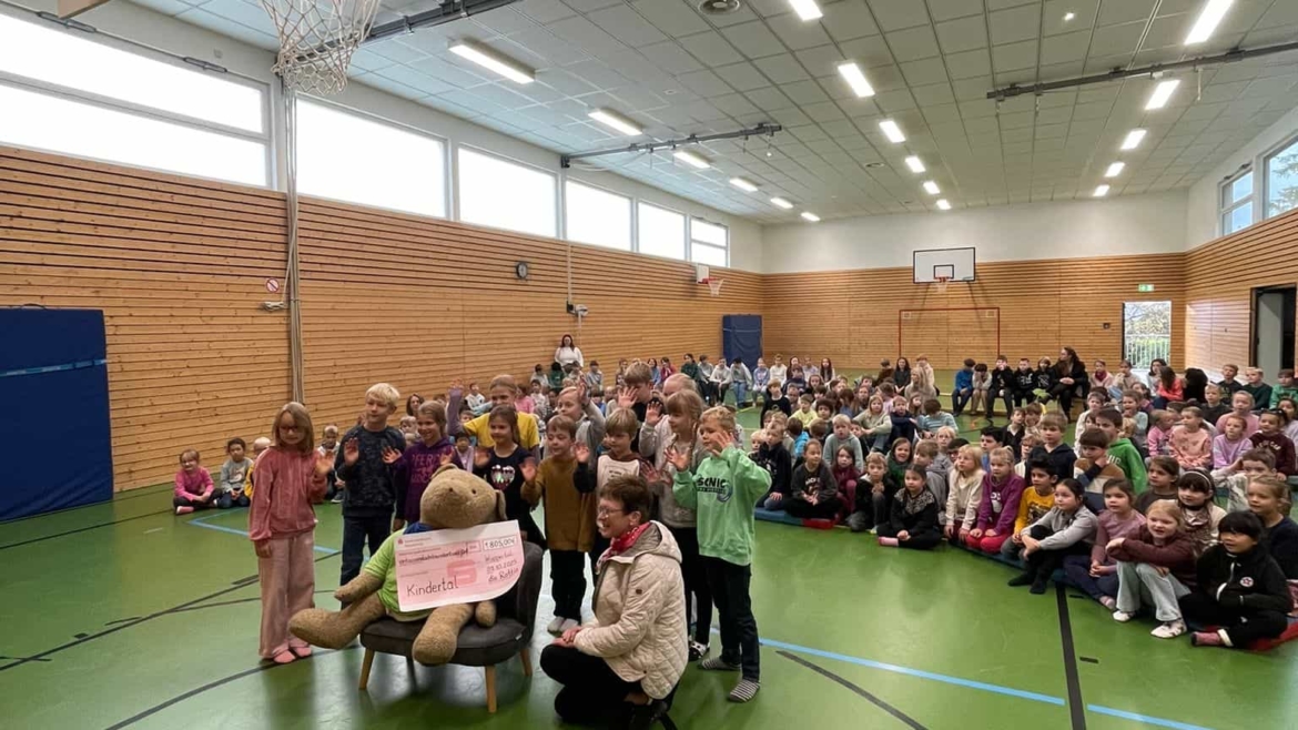 Scheckübergabe an „Kindertal“ – Ein ganz besonderer Moment für unsere Schule 🌟