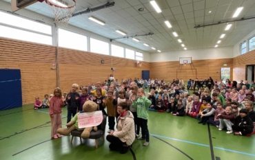 Scheckübergabe an „Kindertal“ – Ein ganz besonderer Moment für unsere Schule 🌟