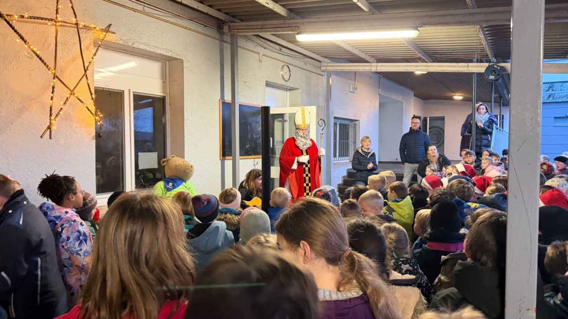 Überraschender Nikolausbesuch beim Adventssingen