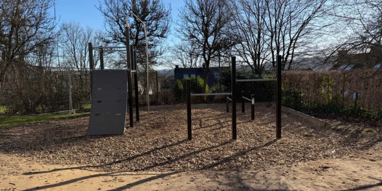 🧗‍♂️🌞 Neues Klettergerüst mit Feuerrutsche begeistert die Kinder 🌞🧗‍♀️