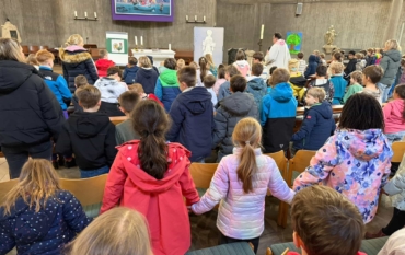 Ein fröhlicher Ostergottesdienst in der Kirche die Heilige Ewalde ⛪🌷
